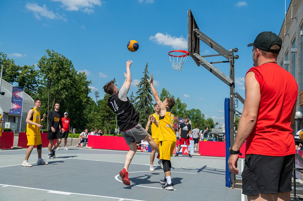 Более 90 площадок для командных видов спорта оборудовали в Москве