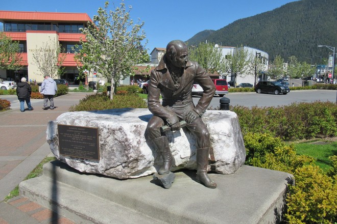 «Заключат союз хоть с чертом»: историки объяснили требование жителей Аляски убрать памятник Баранову