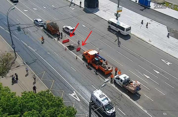 Движение на Хорошевском шоссе частично перекрыли из-за провала грунта