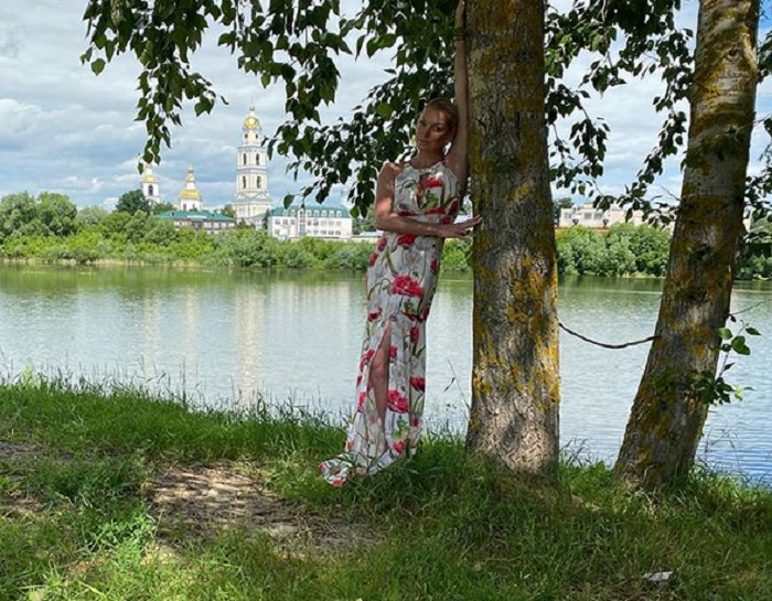 Волочкова устроила фотосессию на фоне монастыря