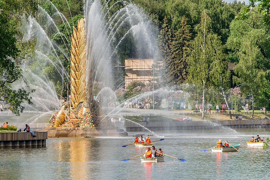 Сезон катания на лодках открыли на ВДНХ
