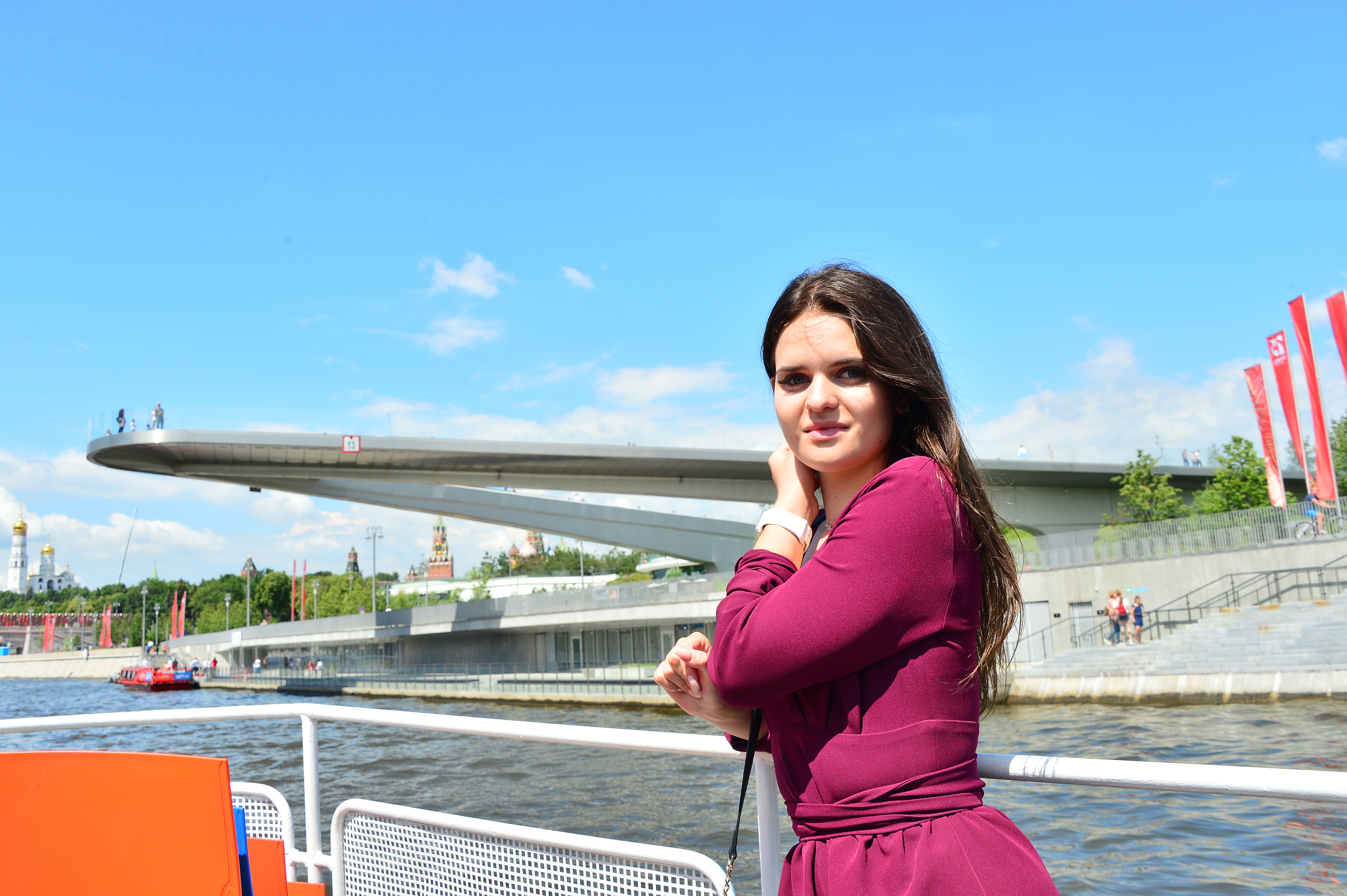 Москвичей предупредили об усилении ветра вечером в четверг