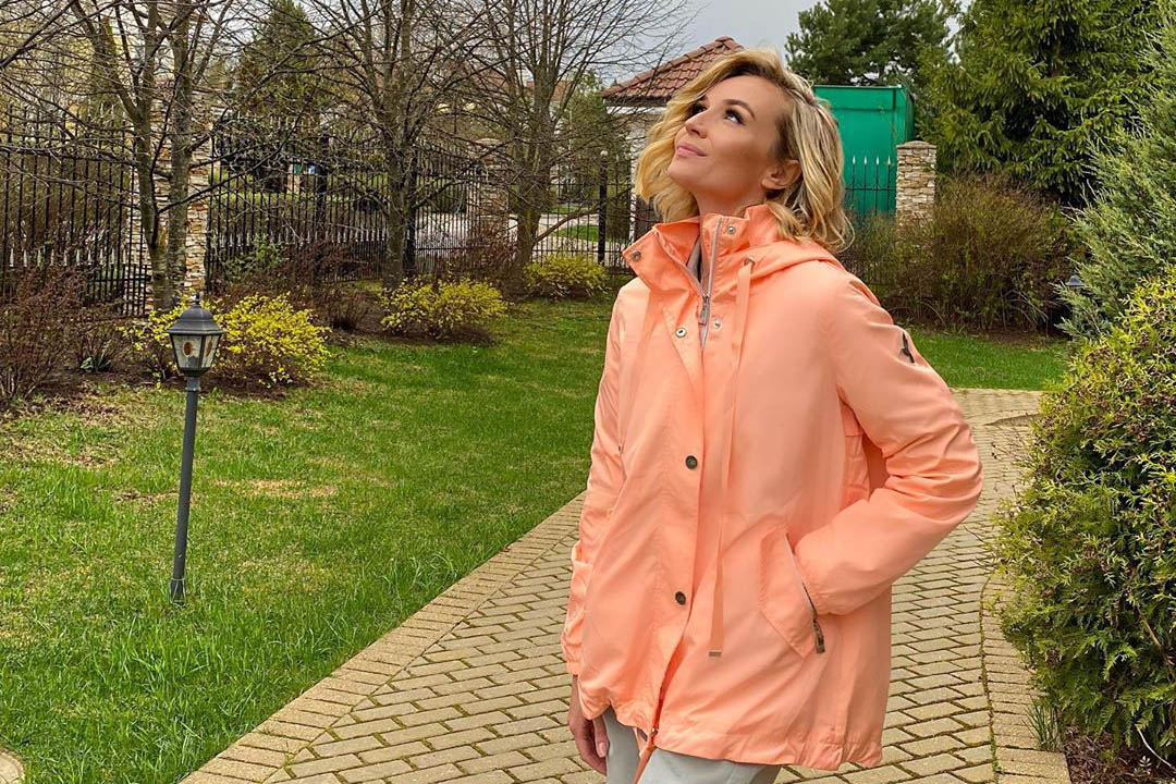 «Стыдоба»: подписчики раскритиковали Гагарину за фото в обуви на подоконнике