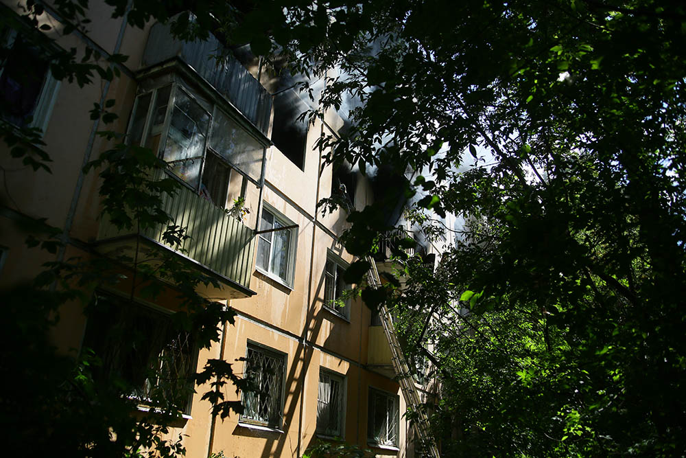 Жителей двух подъездов горевшего на улице Проходчиков дома отселили