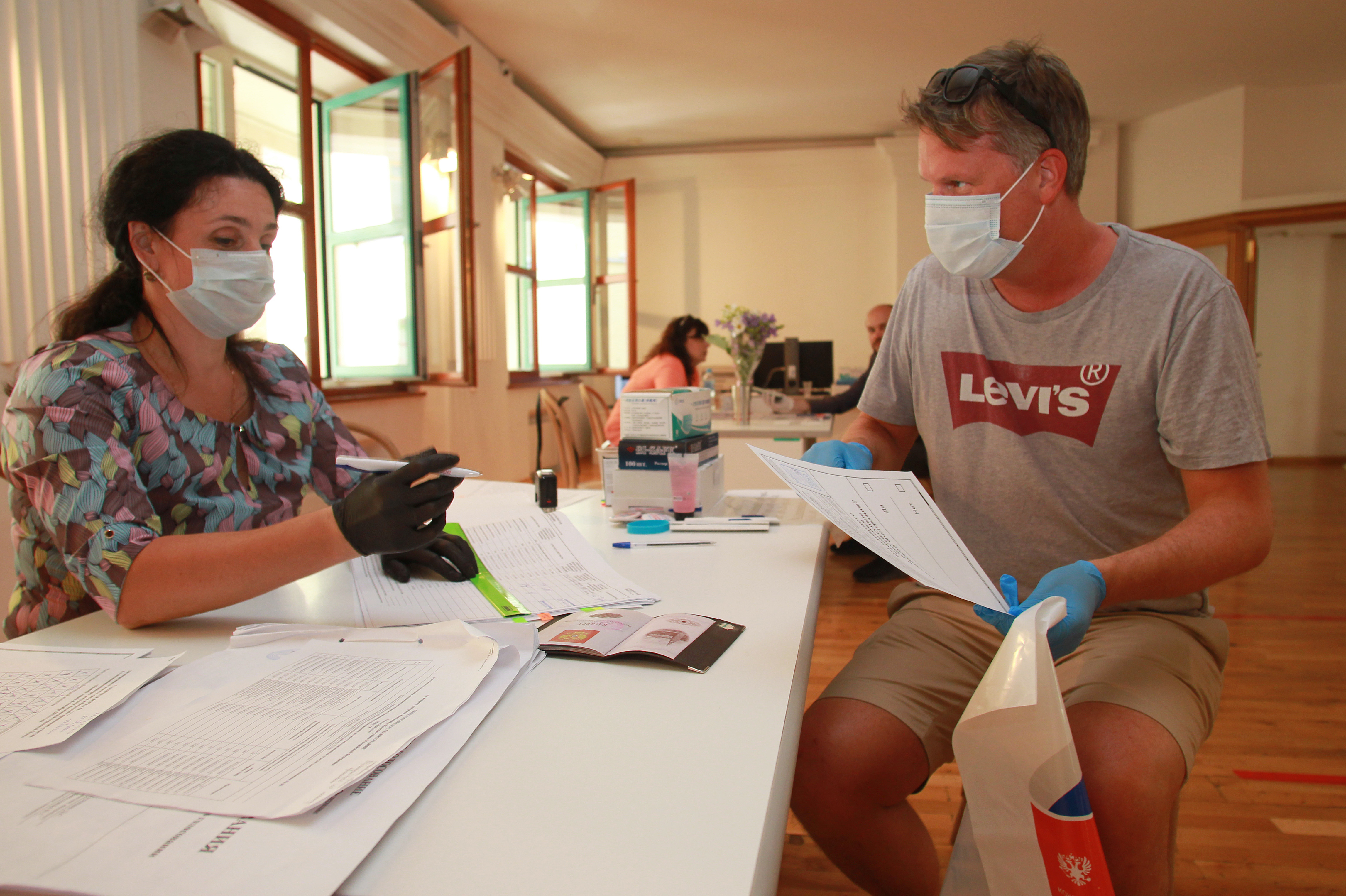 Средняя явка на голосование по Конституции на 17:00 составила 62,89 процента