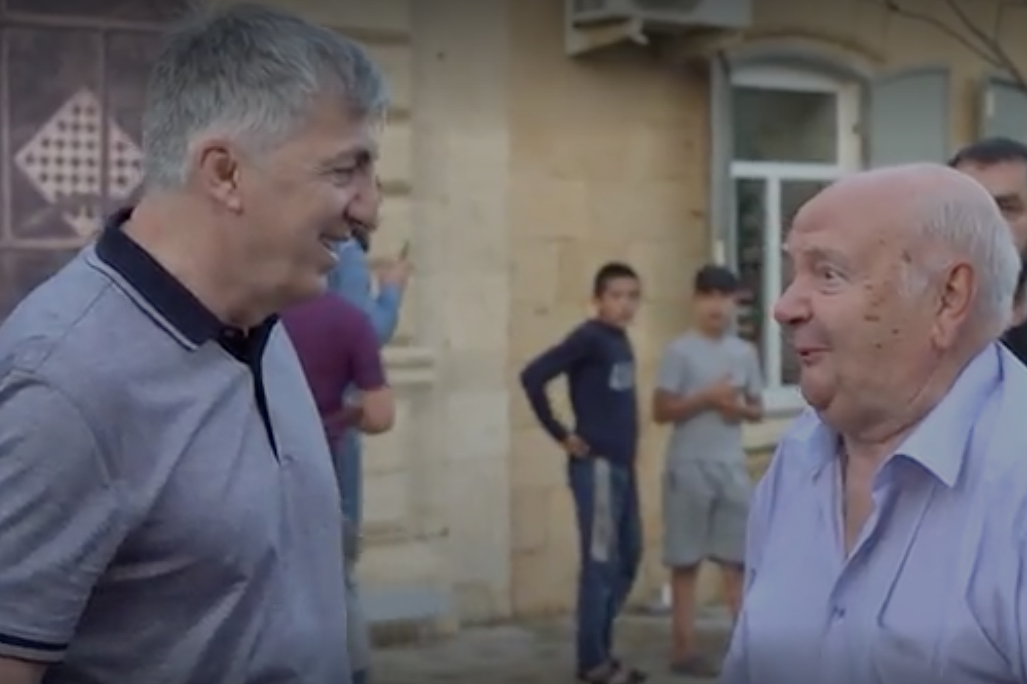 Глава Дербента в честь дня рождения угостил горожан сладостями