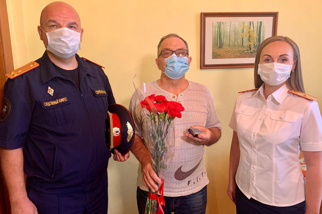 Семье героя Великой Отечественной войны передали найденную при обыске медаль