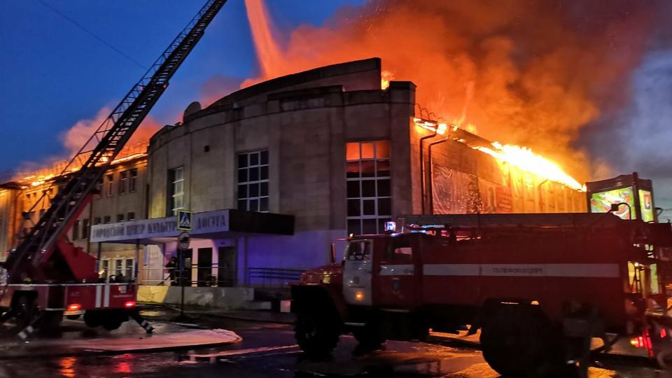 Названа предварительная причина пожара в Доме культуры в Гусь-Хрустальном