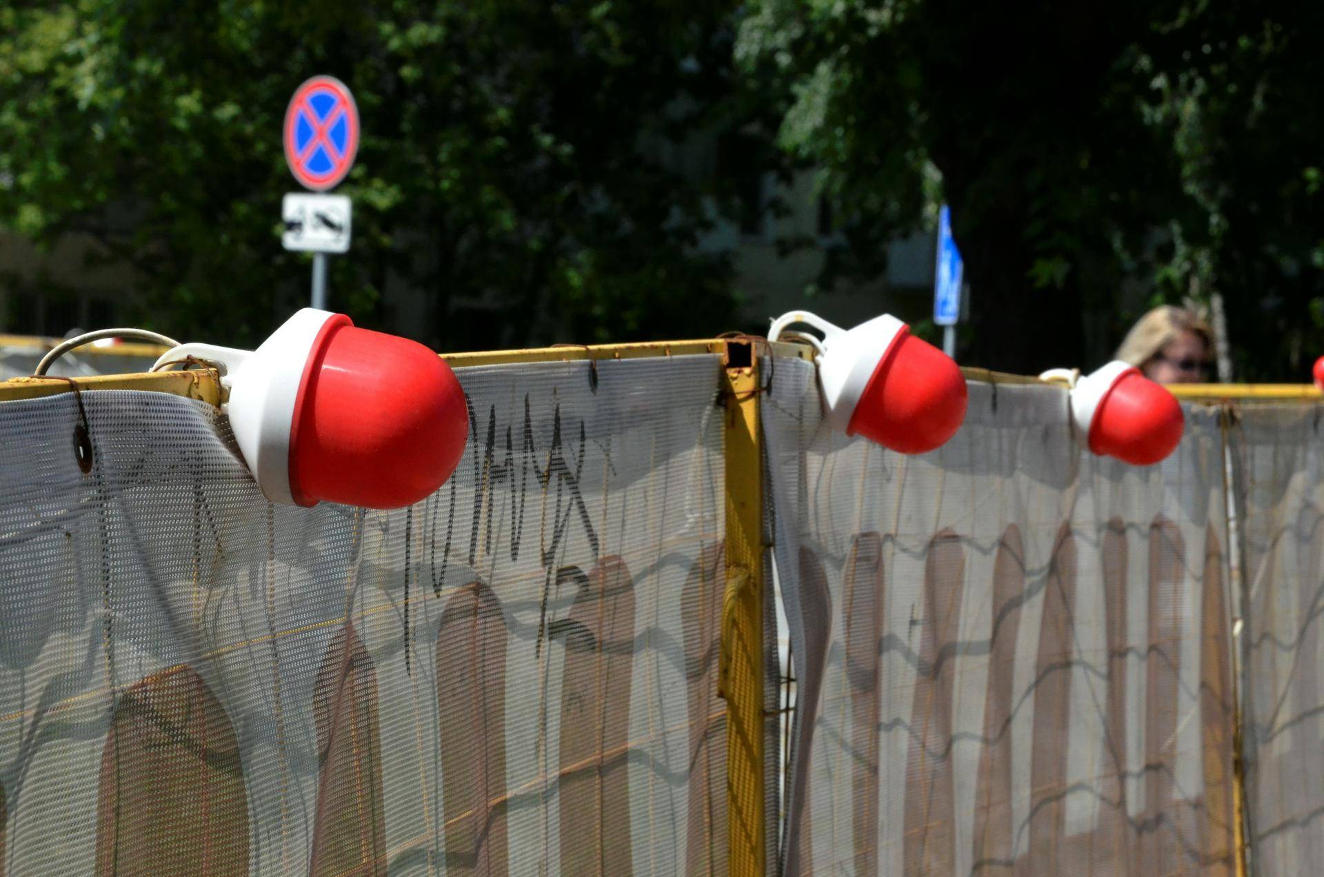 Металлическое ограждение упало на семилетнюю девочку в Москве