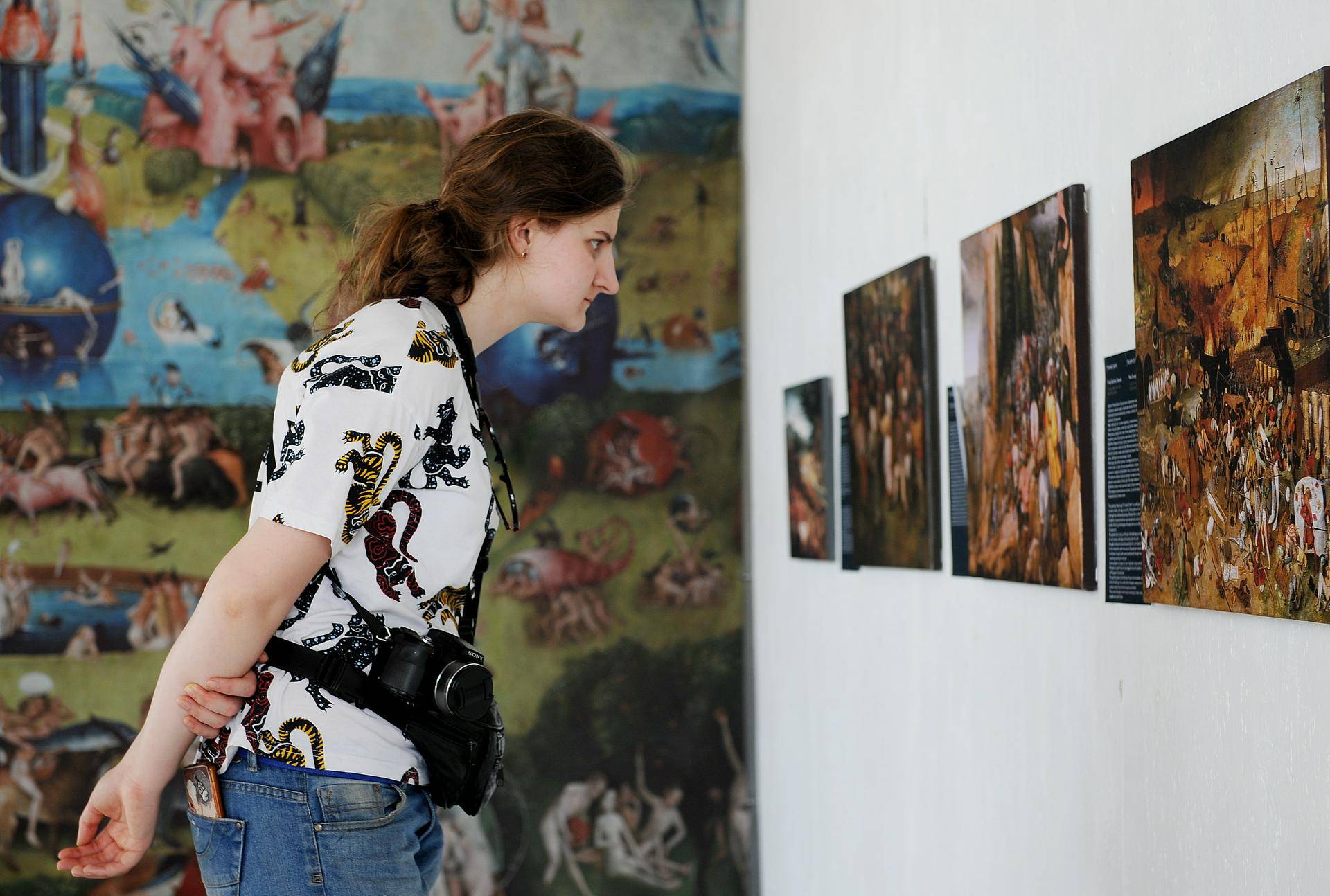 Москвичка Галина Федюнина перед картиной Брейгеля Старшего