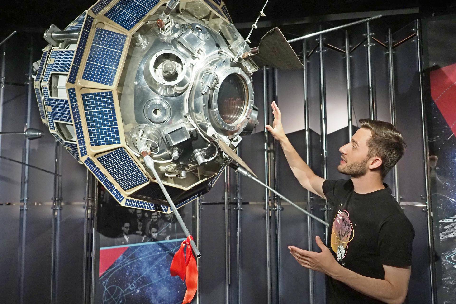 Заместитель заведующего отделом научной популяризации по музейно-образовательным проектам московского Музея космонавтики Альфред Вардазарян на фестивале Geek Picnic Online рассказывает о первых полетах на Луну и попытках освоения естественного спутника Земли