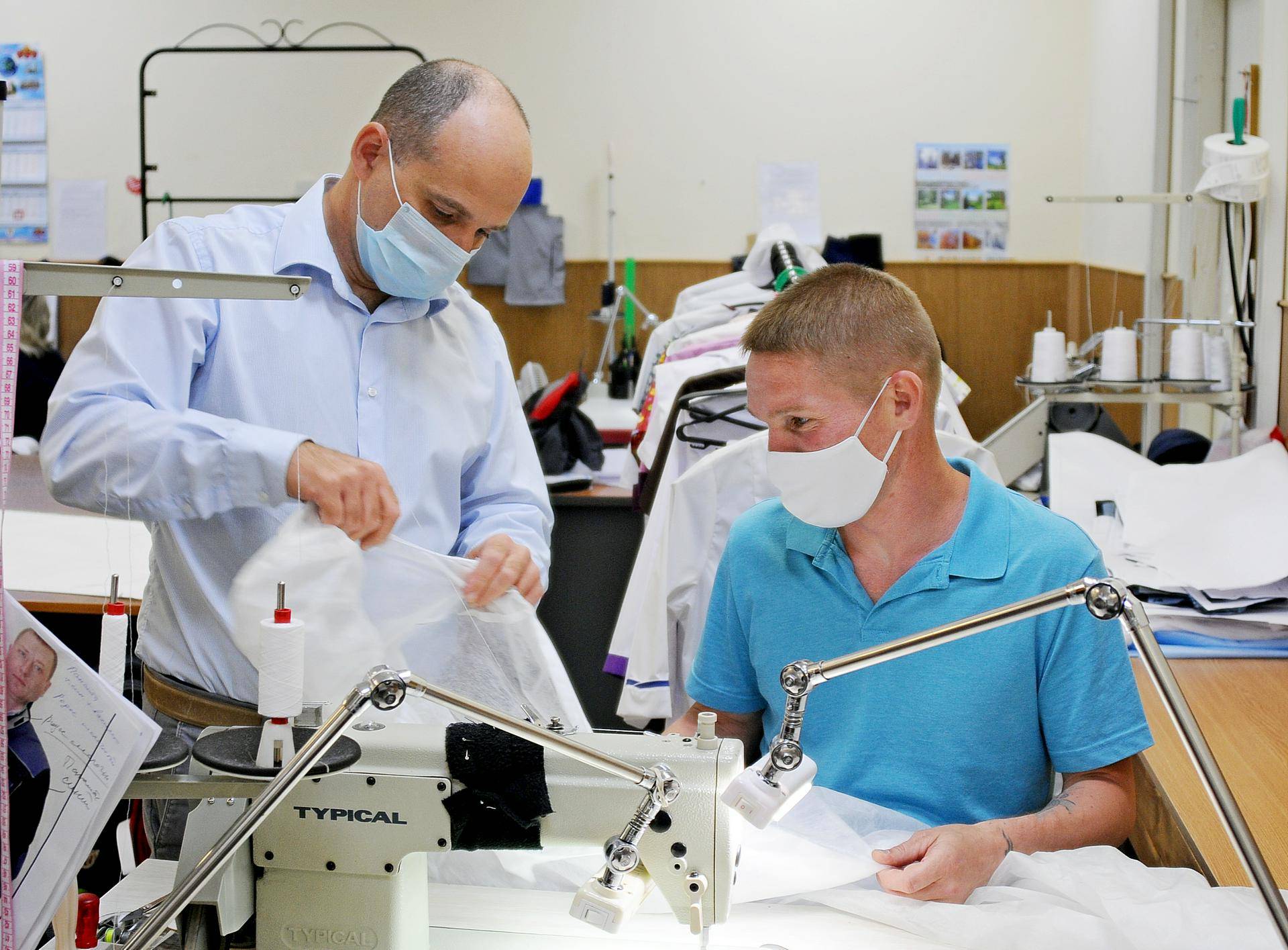 Предприниматель Павел Кисленко (слева) обсуждает с модельером-конструктором Павлом Колесовым создание одноразового защитного комбинезона из нового материала — спанбонда. Расширить производство во время пандемии помогли столичные власти, которые выступили гарантом при получении кредита в банке