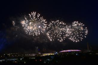 Праздничный салют в честь 75-летия Победы начался в Москве