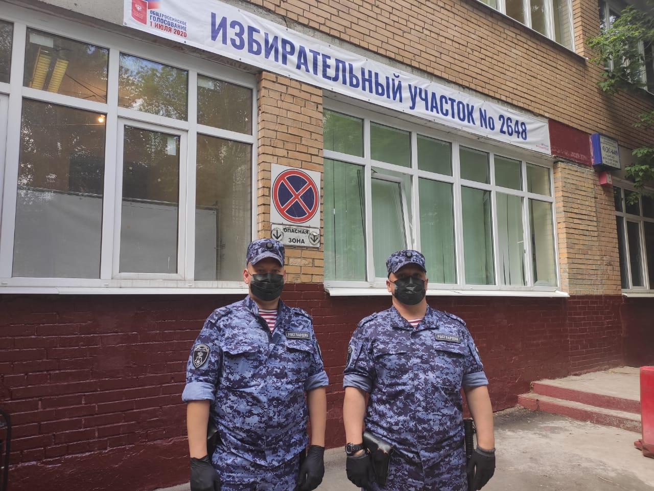 Росгвардейцы помогли женщине, которой стало плохо рядом с избирательным участком