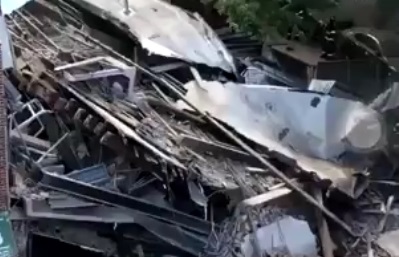 На видео видно, что одно из угловых зданий попросту сложилось