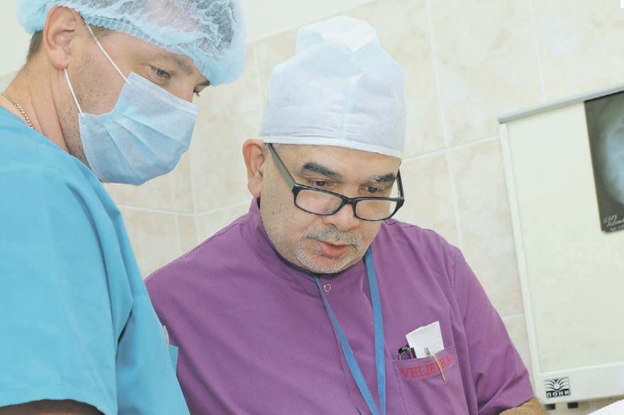 2012 год. Старший врач приемного отделения Городской клинической больницы имени Иноземцева Надир Велиев (справа) дает указания своему помощнику, медбрату Андрею Дзюбе