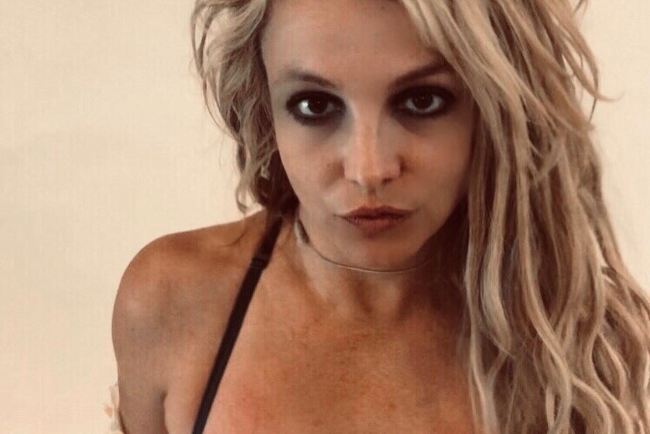 «Горячо»: Бритни Спирс удивила поклонников откровенным фото