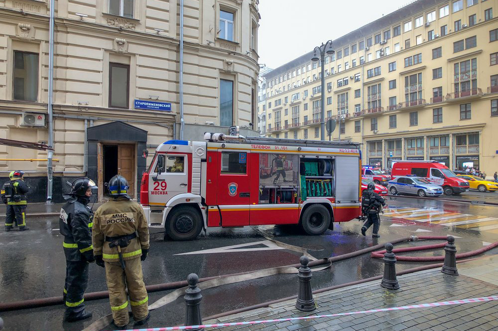 Площадь пожара на Тверской улице в Москве достигла 300 квадратных метров
