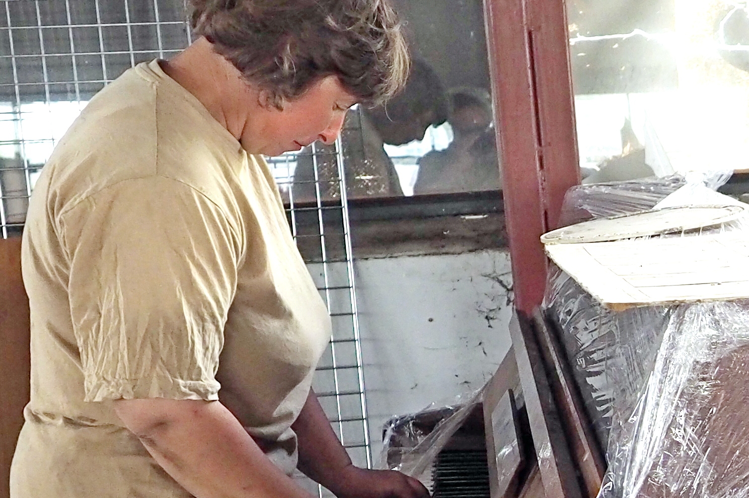 Москвичка Ольга Карпова наигрывает мелодию на фортепиано в Музее индустриальной культуры