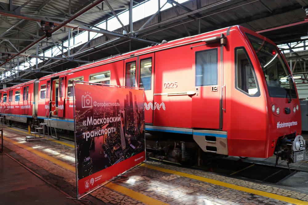 Столичный колледж впервые выпустил девушку-машиниста локомотива