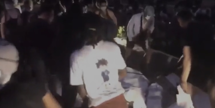 В Вашингтоне участники протестов сожгли американский флаг