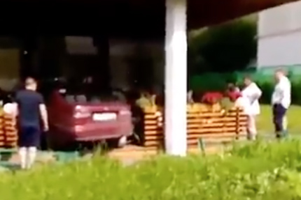 Автомобиль врезался в веранду ресторана на юге Москвы