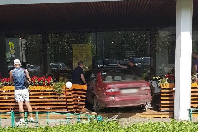 Названа предварительная причина въезда автомобиля на веранду ресторана в Москве