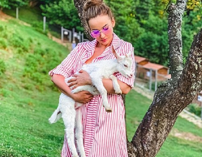 Анфиса Чехова порадовала поклонников снимком в купальнике