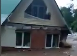 На месте происшествия работают спасатели