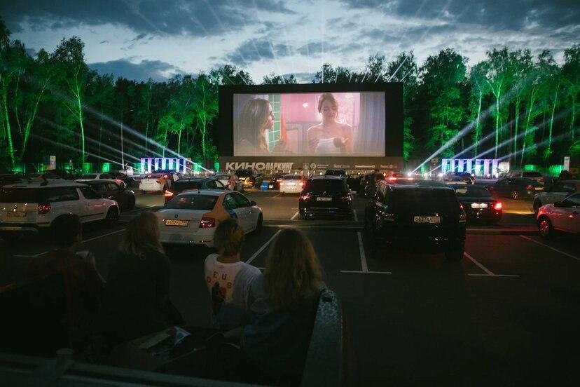 Кинопаркинг у станции метро «Филатов луг» проработает до конца октября