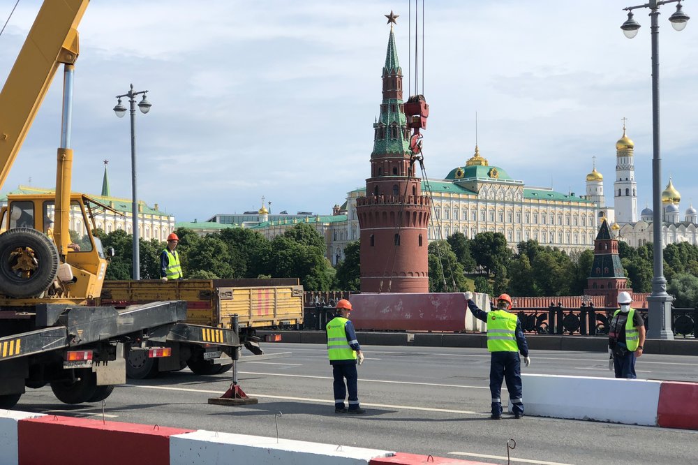 На Большом Каменном мосту приступили к укладке асфальта и обустройству тротуаров
