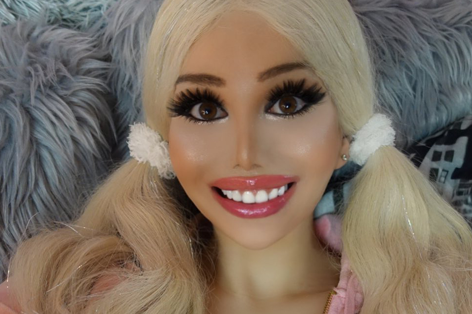 «Живая Барби» осталась без работы из-за «сводящей мужчин с ума красоты»