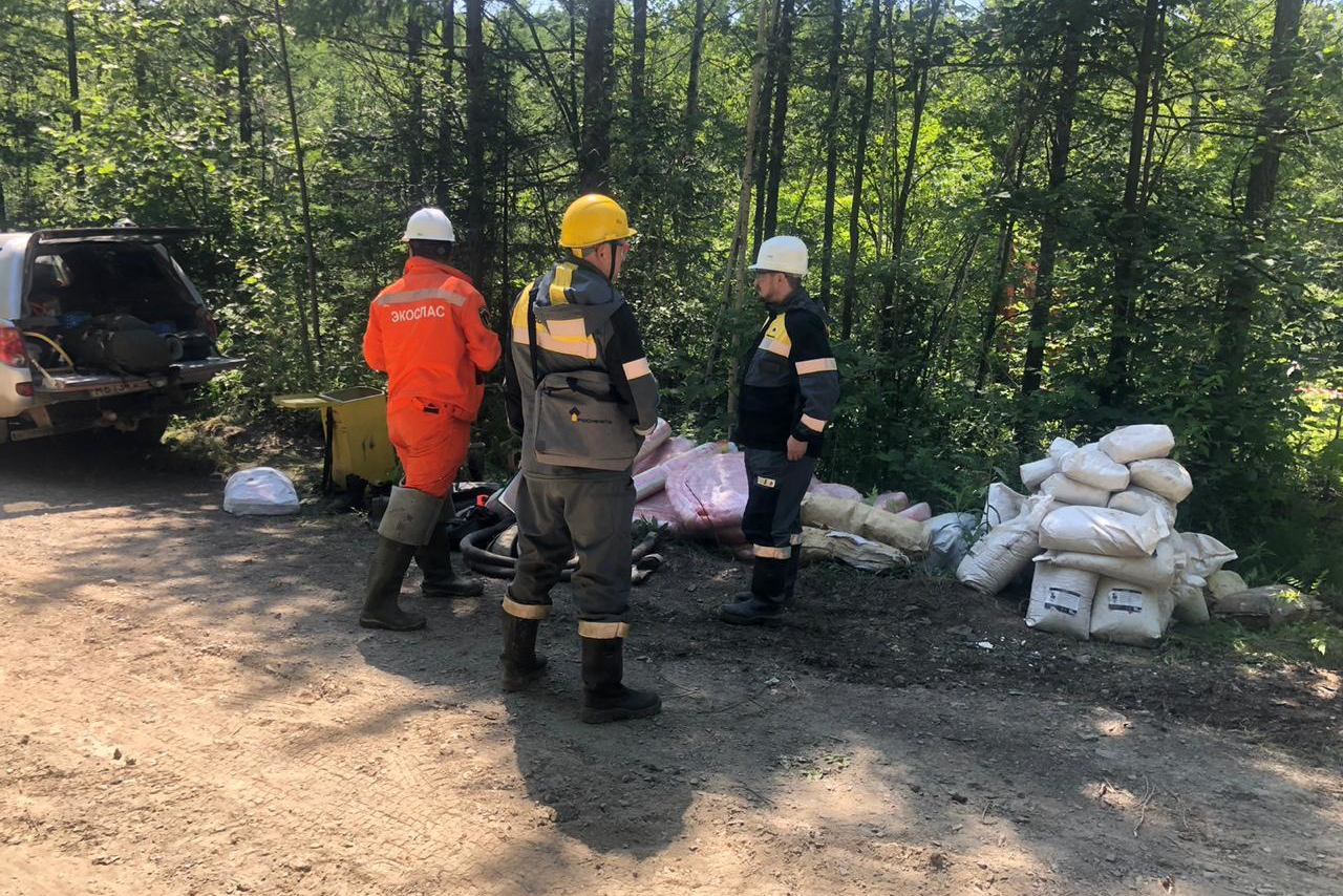 Вертолет МЧС вылетел к месту утечки 9 тонн нефти в Хабаровском крае