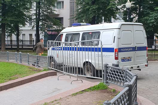 Мертвого лебедя нашли на Патриарших прудах в Москве