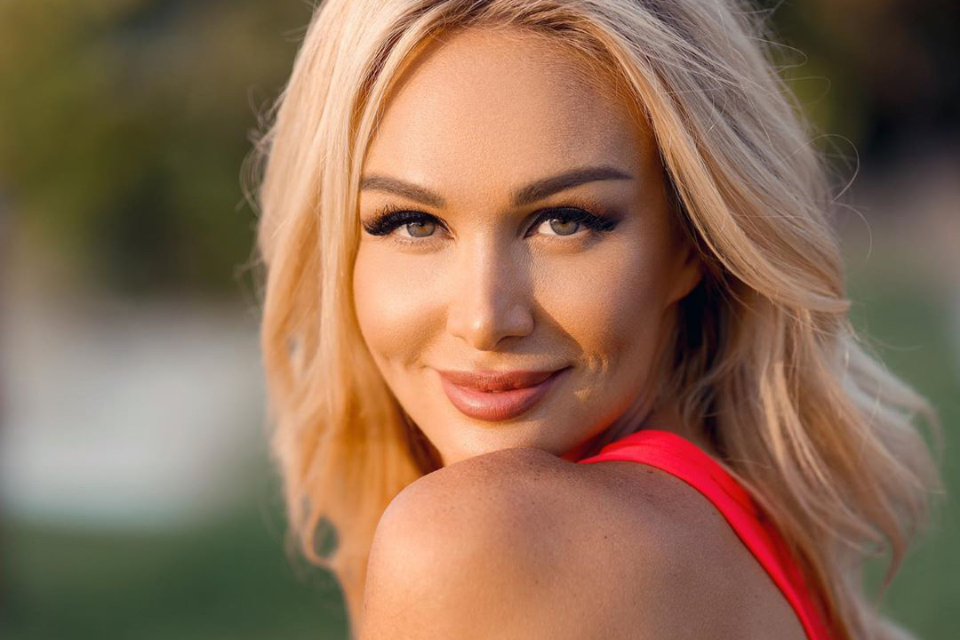 «Шикарная»: Виктория Лопырева подчеркнула фигуру новым кроп-топом 