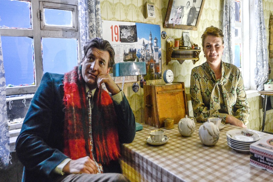 Актер Александр Устюгов в роли тренера и Анна Уколова в роли мамы Елены Вяльбе на съемках фильма «Белый снег»