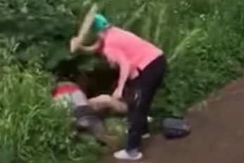 Пенсионерка избила доской пару, уединившуюся в кустах