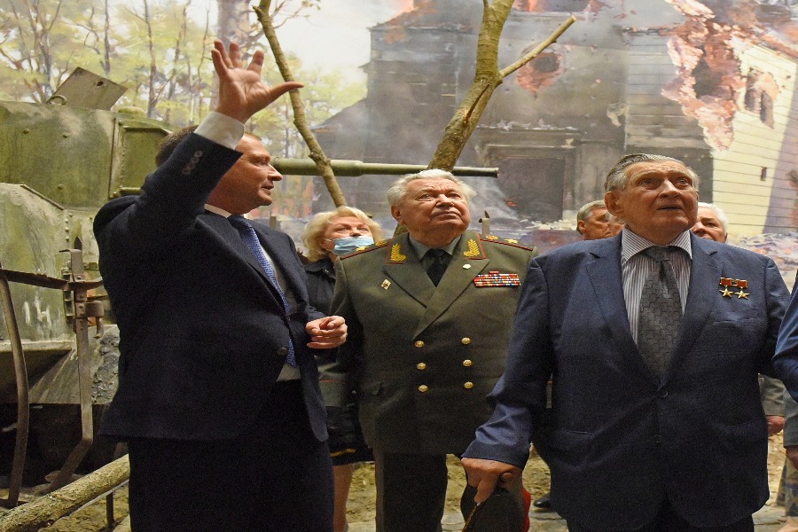 Слева направо: директор Музея Победы Александр Школьник, генерал армии Виктор Ермаков и председатель Московского городского совета ветеранов Владимир Долгих осматривают новую экспозицию «Подвиг Народа»