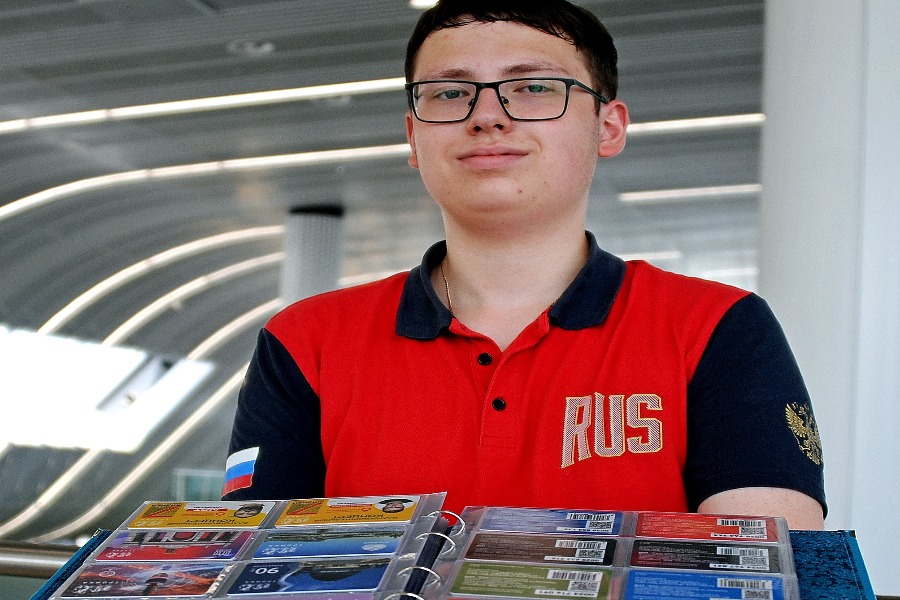 Москвич Илья Латынин показывает свой альбом с коллекцией карт «Тройка»