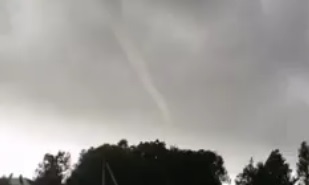 Смерч сопровождался дождями и сильным ветром