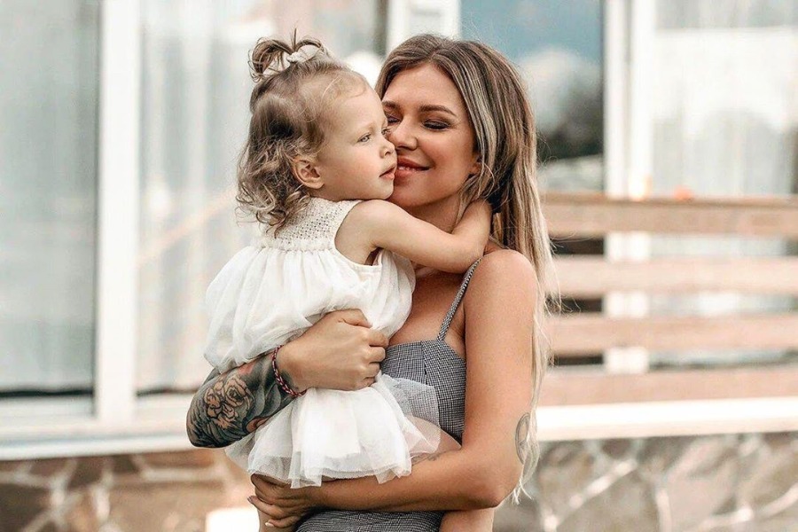 Певица Рита Дакота вместе с дочерью Мией