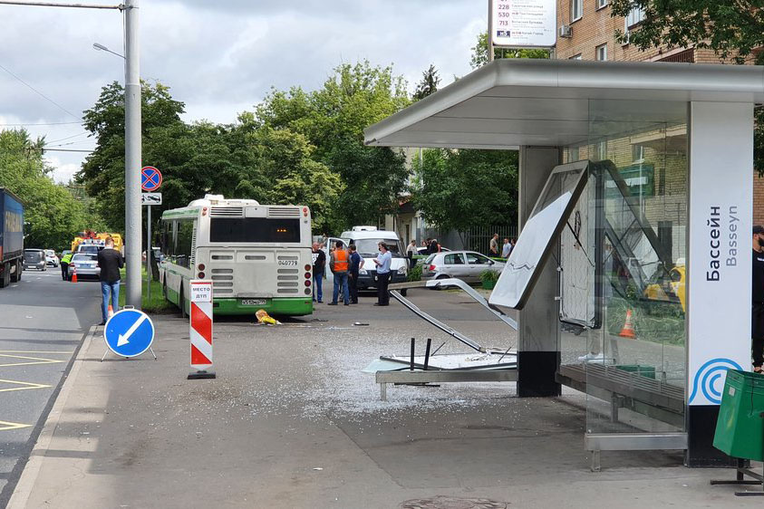 Опубликовано видео наезда автобуса на остановку в Москве