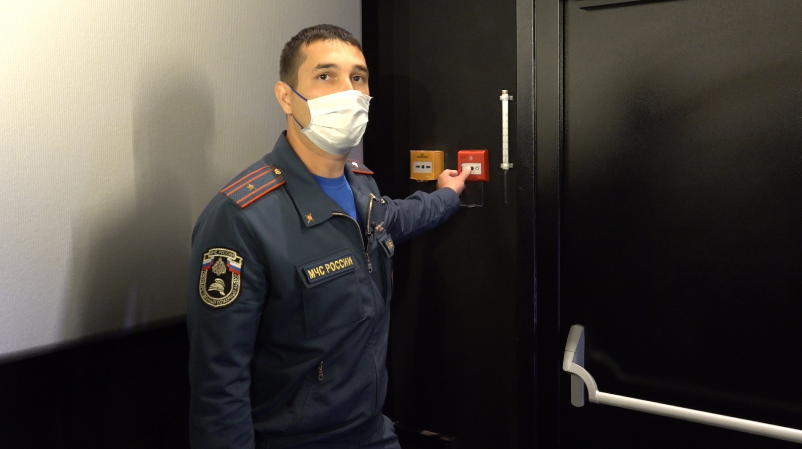 Инспектор столичного МЧС Алексей Калачев проверяет пожарную сигнализацию в Музее Победы
