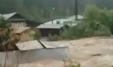 Из-за сильных ливней резко поднялся уровень воды в реках Серебрянка и Сторожевая