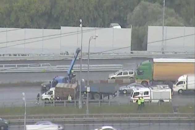 Движение на МКАД затруднено из-за перевернувшегося грузовика