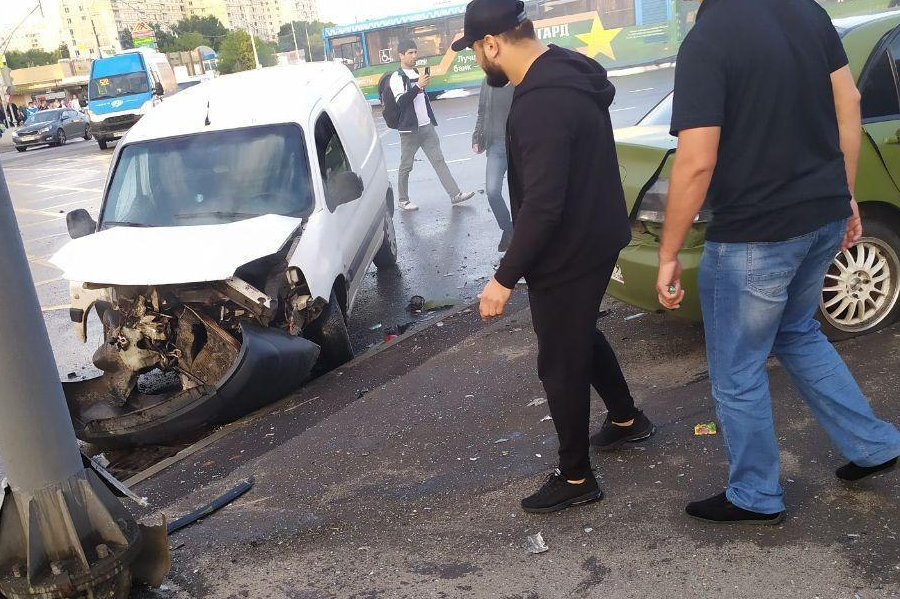 Два автомобиля столкнулись в столичном районе Люблино