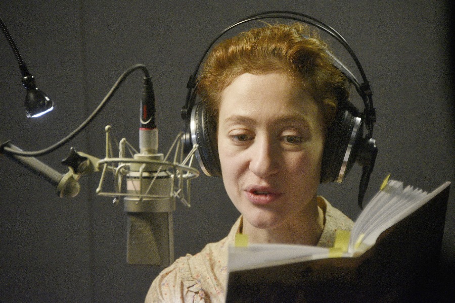 Актриса Мириам Сехон читает книгу «Письма из Владивостока»