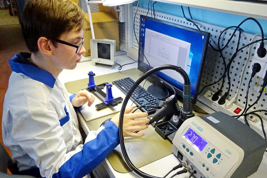 29 октября 2019 года. Талантливый десятиклассник Владимир Егоров выполняет задание по компетенции «Электроника» на региональном этапе чемпионата WorldSkills