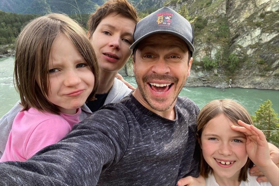 Стало известно, сколько стоит обучение детей Павла Деревянко в элитной антишколе Подмосковья