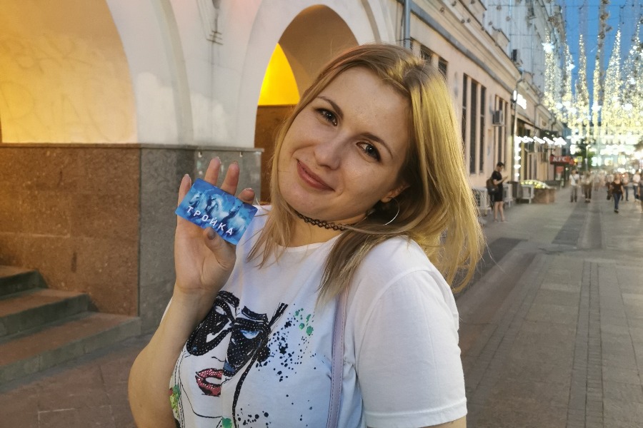 Москвичка Галина Трошина с картой «Тройка» у входа на станцию метро «Площадь Революции»